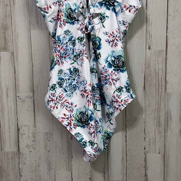 Cupshe One Piece Swimsuit L Lace Up Keyhole Blue Roses Flower Vacation NEW - Picture 5 of 10